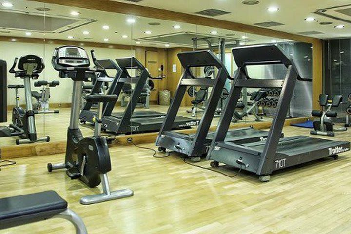 Ejercítate en el gimnasio del hotel Radisson Blu Park en Atenas