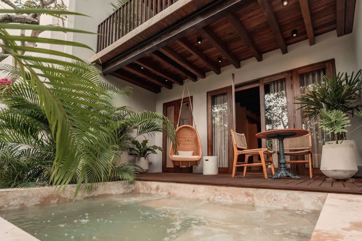 Jacuzzi en la terraza de una villa Arena