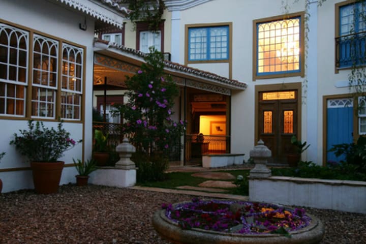 Patio rodeado de jardines en el hotel Solar do Rosário en Ouro Preto