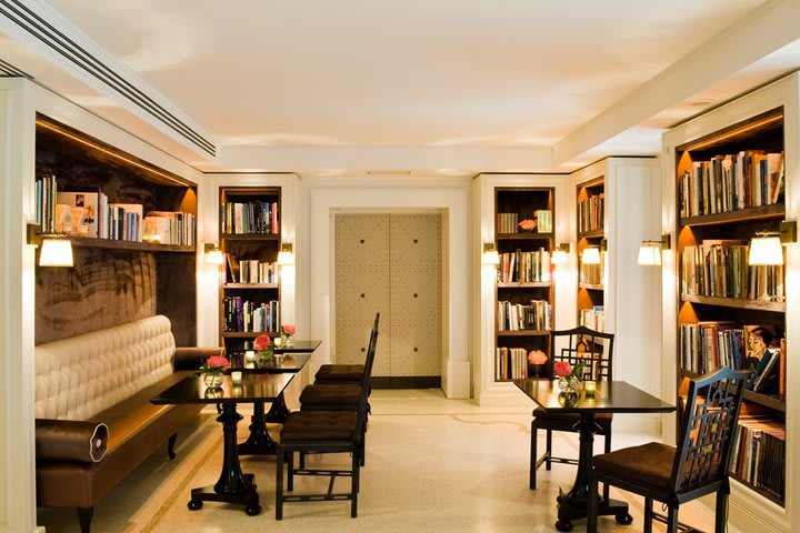 Las instalaciones del hotel Splendid en Venecia incluyen una biblioteca