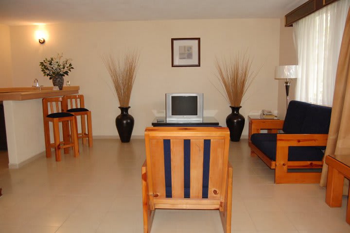 Guest rooms and suites at the Real de Minas hotel have cable TV