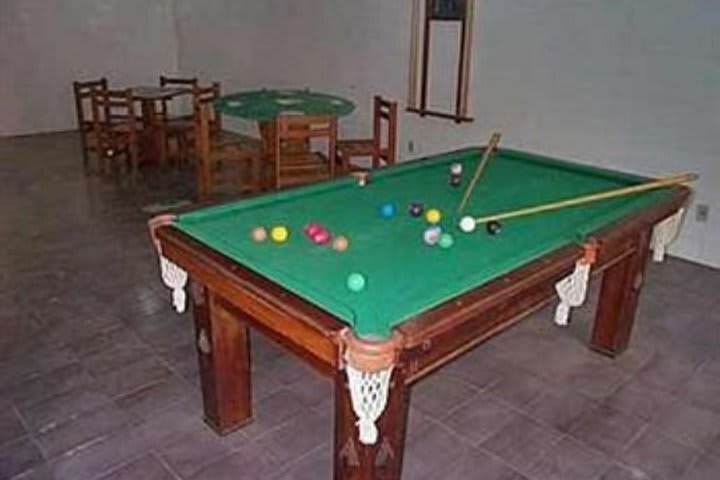 Salón de juegos con mesa de billar del hotel Itapoã en Salvador