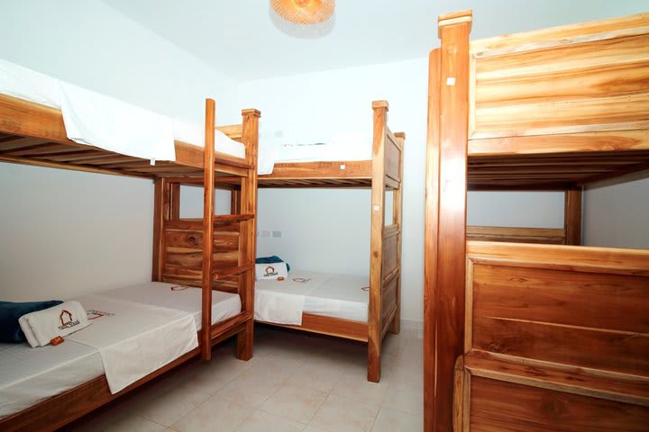 Cama individual en dormitorio compartido mixto de 6 camas