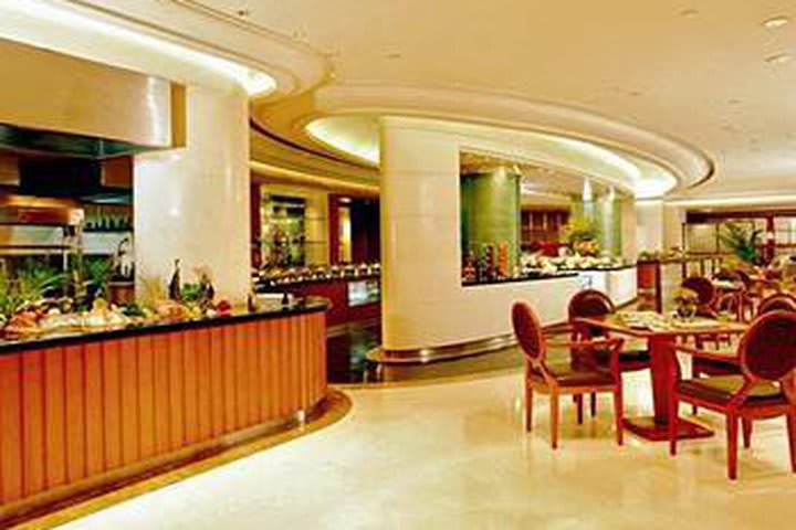 New World Shanghai Hotel cuenta con cinco restaurantes y bares