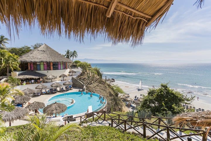 Vista de la playa y la piscina