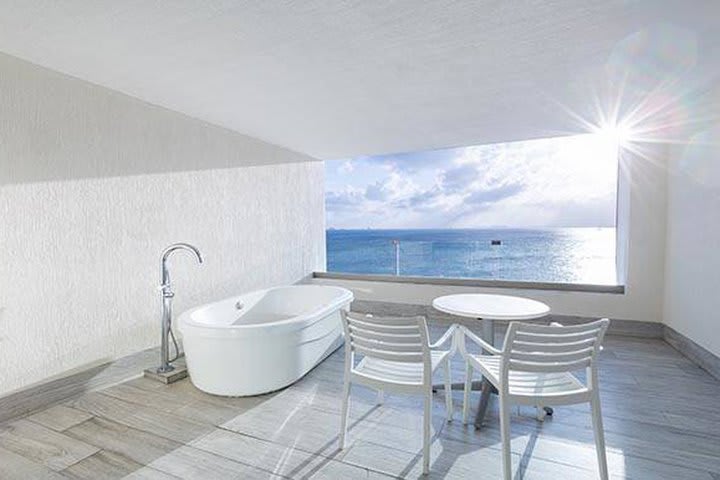 Balcony with a tub in a superior guest room