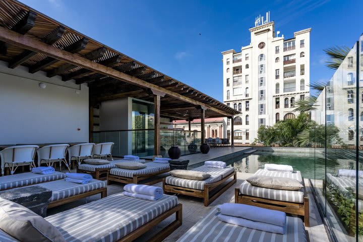 Sitting area in front of the pool