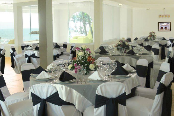 El hotel cuenta con salones de eventos