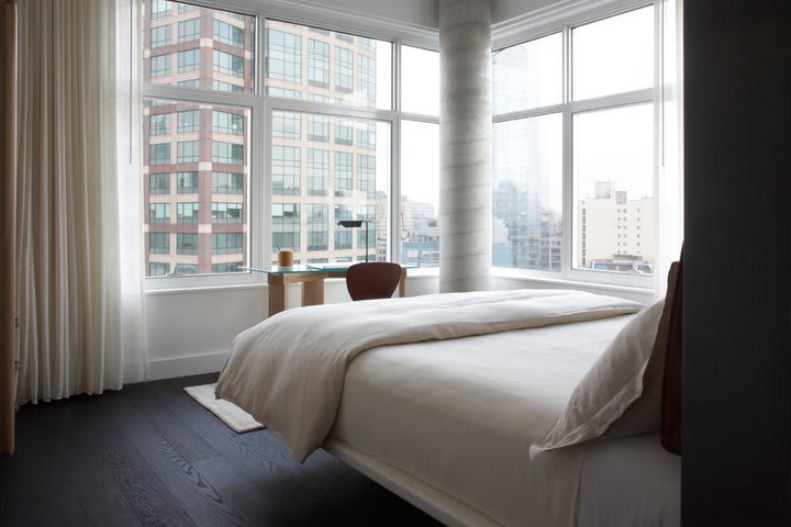 Algunas habitaciones del hotel The James están en la esquina con vistas a la ciudad de Nueva York