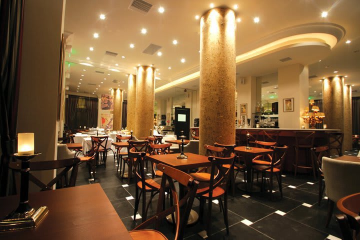 Athens Lotus Hotel tiene una cafetería en el área del lobby