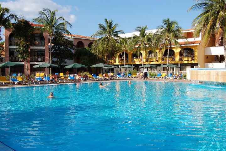 Disfrutando de la piscina del resort