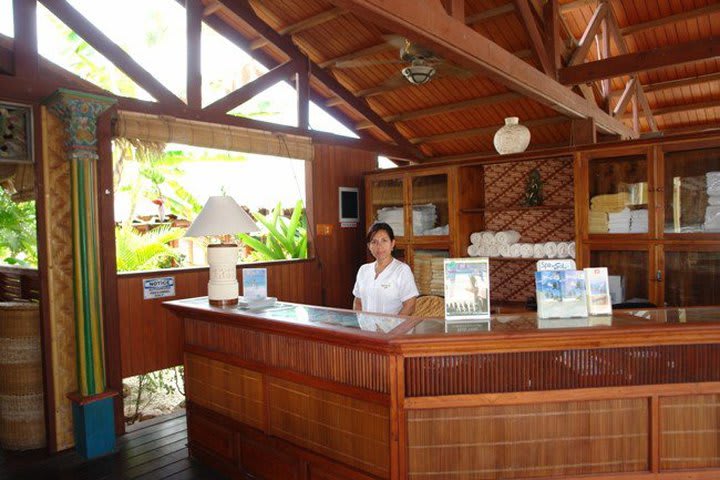 Front desk of the Rejuvenation & Spa at Manchebo Beach, hotel in Eagle Beach