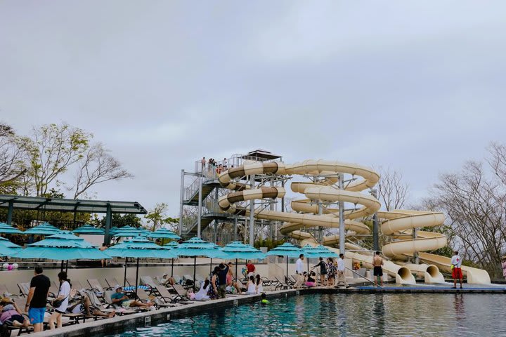 Parque acuático con toboganes