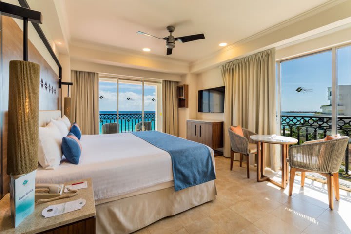 Guest room with panoramic view