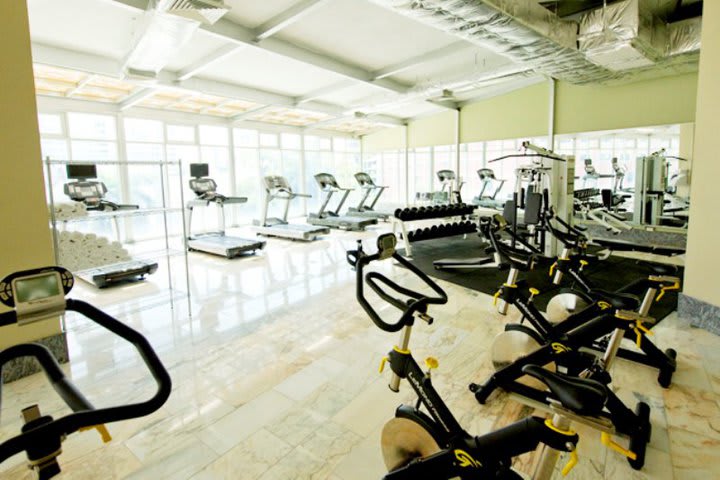 Gimnasio en el Torres de Alba Hotel & Suites