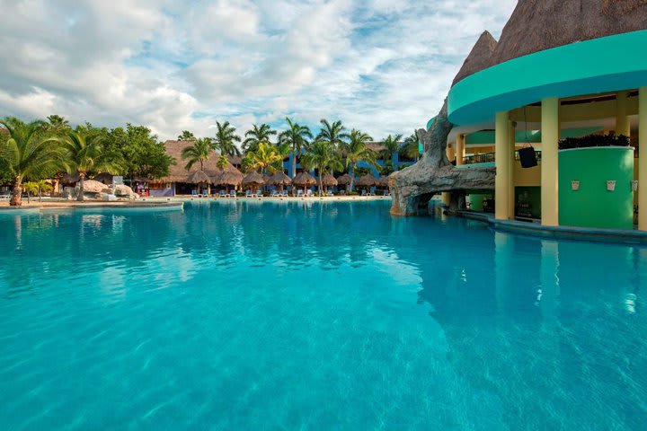 El área de la piscina dispone de un bar