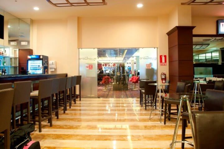 El lobby bar en Radisson Hotel en Colón está abierto las 24 horas