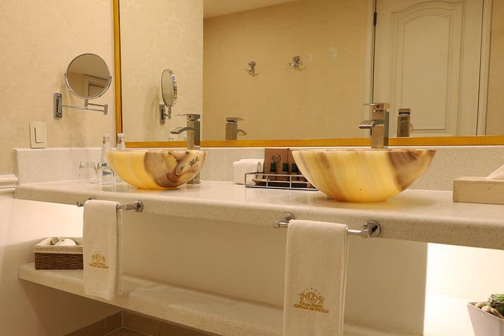 Baño con doble lavabo en una master suite