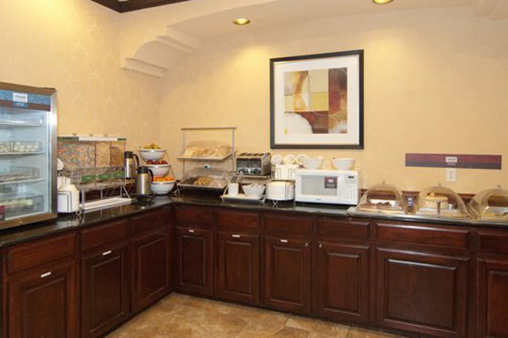 El hotel Comfort Inn & Suites Airport ofrece una barra de desayuno