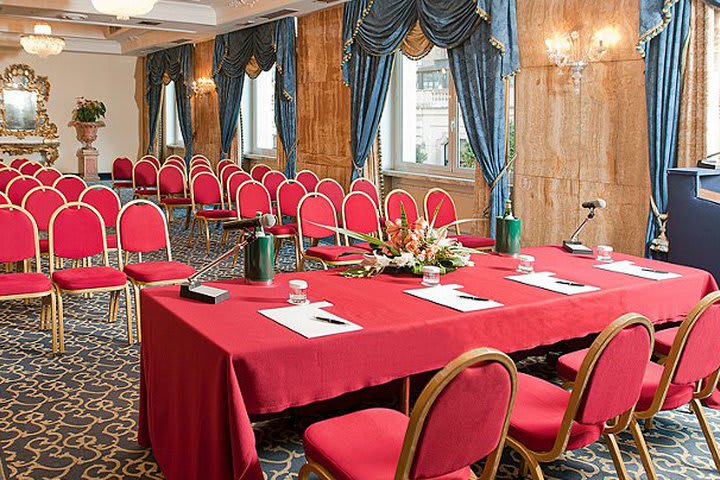 Meeting room at Hotel Bernini Bristol in Rome