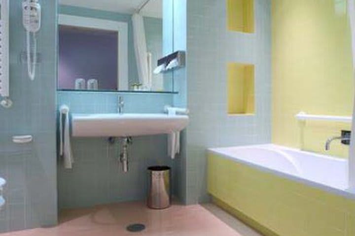 El baño de las habitaciones en el Hotel Albani Roma tienen tina y regadera