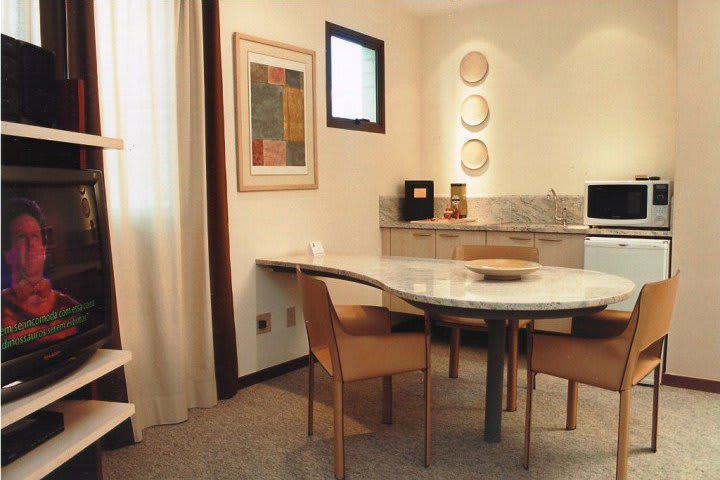 Table and chairs in a guest room at the Promenada Pancetti hotel in Belo Horizonte