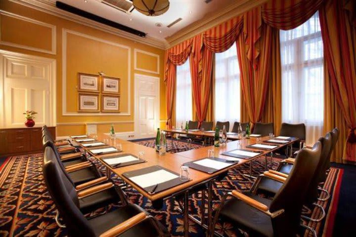 Sala de juntas en el hotel Guoman Charing Cross de Londres