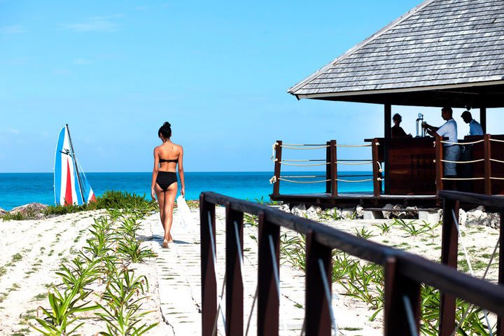 A la playa del hotel se puede acceder mediente senderos