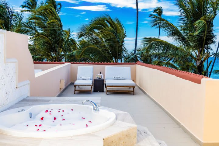 Jacuzzi en el balcón de una junior suite Colonial Club frente al mar