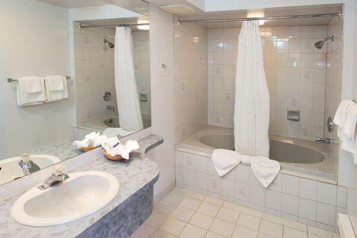 En el Grouse Inn, las habitaciones tienen baño privado con regadera