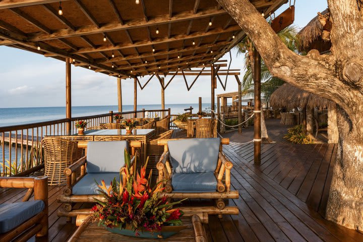 Sitting area in front of the sea