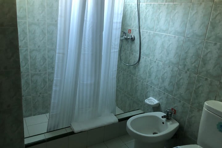 Baño de huéspedes