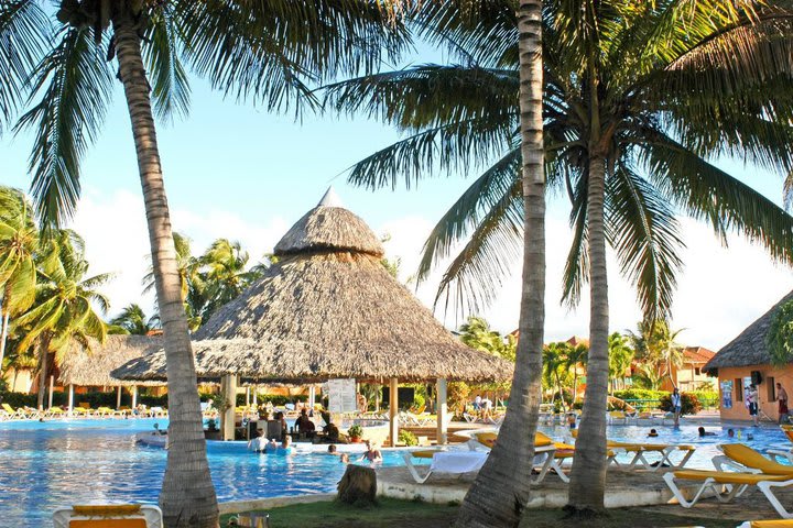 Bar para tomar cocteles en la piscina