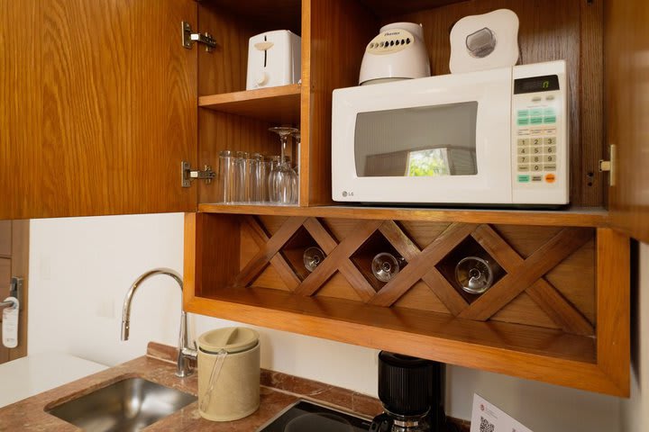 Amenities in the kitchenette