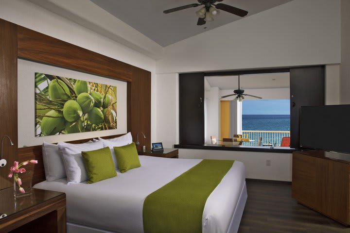 Junior suite ocean front king