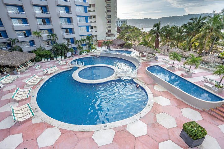 Sunbathing areas next to the pool