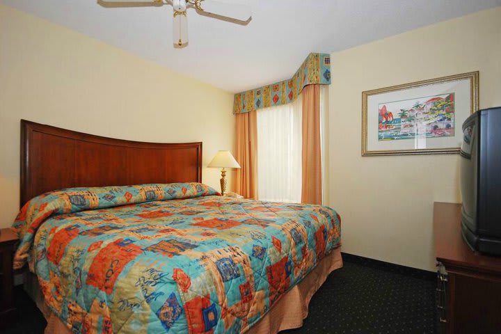 Suite de lujo king de una recámara en The Palms Hotel & Villas en Kissimmee