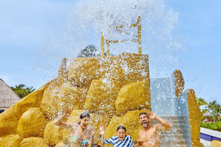 Disfrutando la piscina en familia