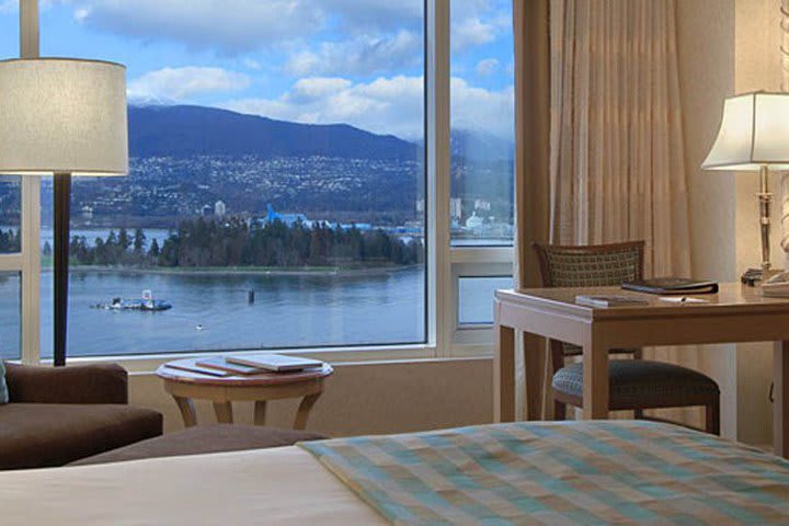 Habitación con vista al puerto en el The Fairmont Waterfront, hotel en Vancouver