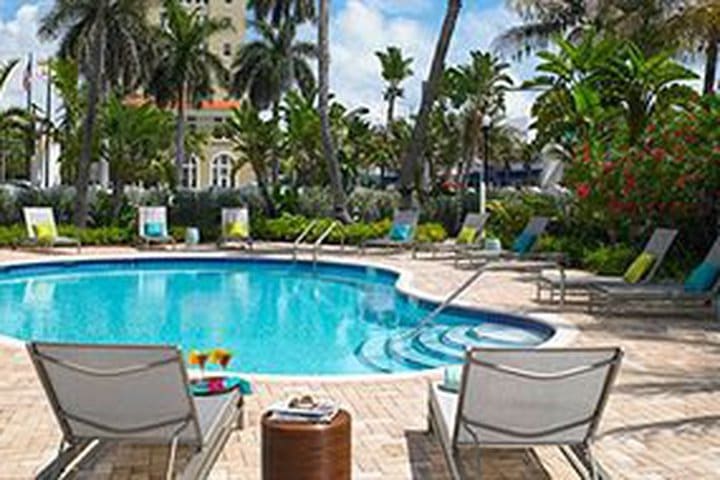 The Garden Hotel South Beach cuenta con una alberca