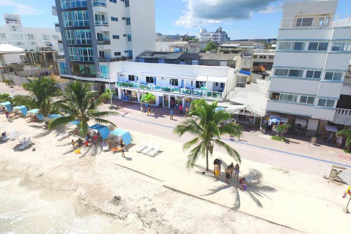 El hotel está frente a la playa Spratt Bight