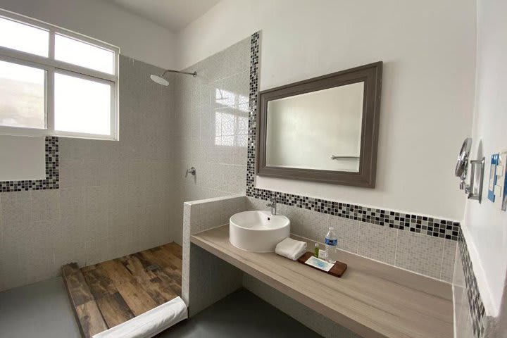 Baño de una habitación Suite frente al mar