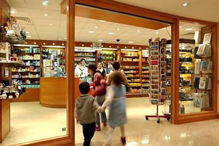 Hilton London has a convenience store