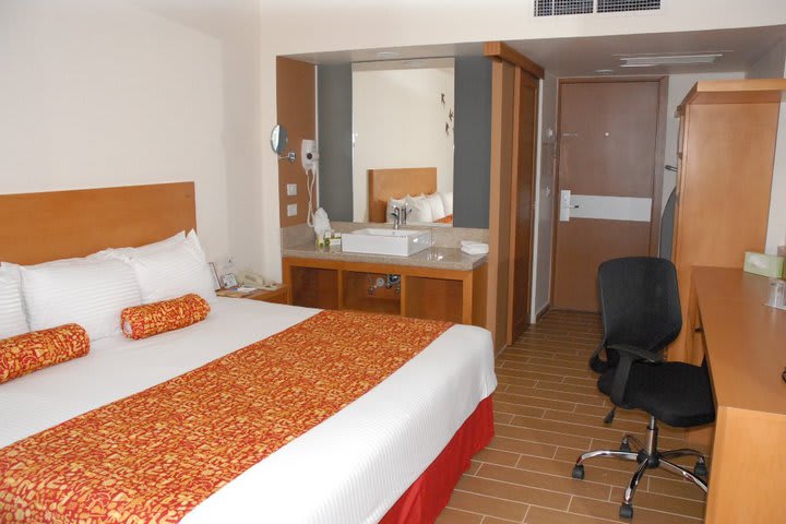 Guest room with a king size bed at the Aranzazú Centro Histórico Guadalajara hotel