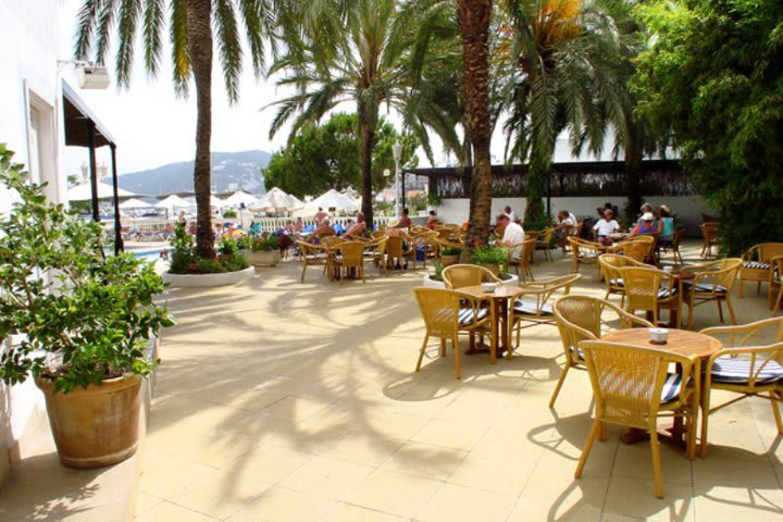 Descansa en el patio del Tres Torres, hotel en Santa Eulalia del Río