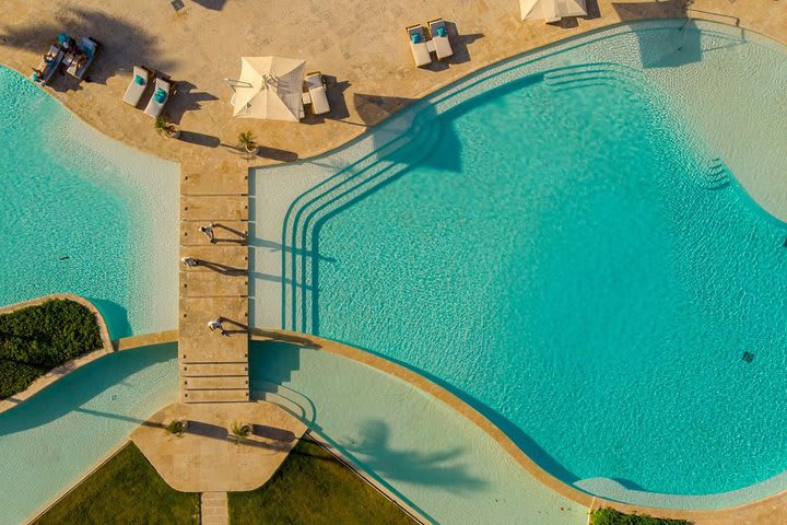 El hotel tiene dos piscinas