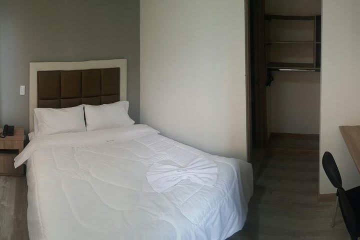 Habitación con una cama