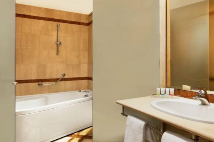 Guest bathroom at the Four Points Milan Center business hotel