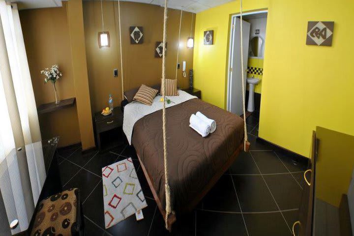 La habitación Chan Chan del Wifala Thematic Hotel tiene una cama suspendida del techo