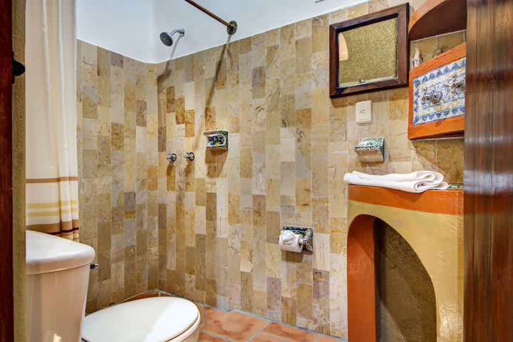 Baño de huéspedes